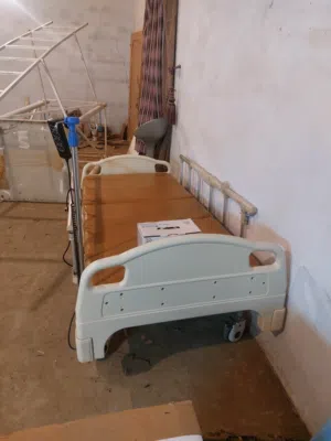سرير طبي جديد لم يستعمل علي الشرط