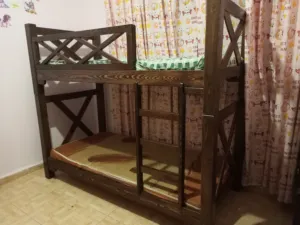 تخت طابقين من أحسن انواع الخشب الصلد الطبيعي  لا نعمل بتجاري والنوع الردئاه تخوت وأسرة سرير