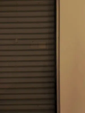 محزن معروض للضمان للاستخدام كمستودع فقط وسط قوصين الشارع الرئيسي