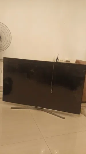 شاشة سامسونج 55 بوصه 4k سمارت فيجن مع قاعدة ارضيه ... مكسورة الشاشة والبيع على حالتها