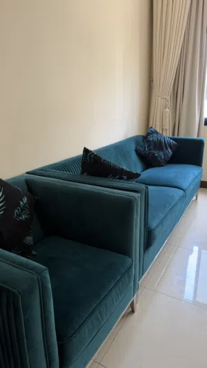 كنبات للبيع مع طاولات الشاي