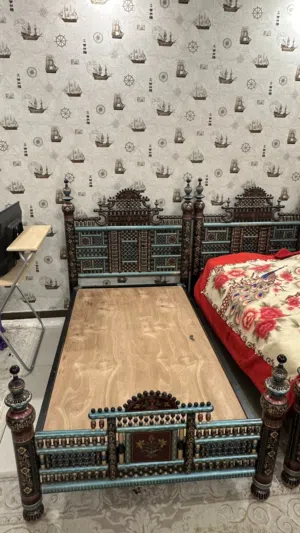 2 اسرة تراثية Two traditional single beds