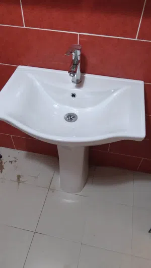 حوض مع خلاط شبه جديد