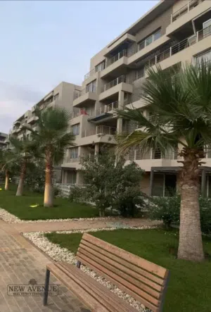 2شقه فى palm Hills capital garden تشطيب فندقى بالكامل