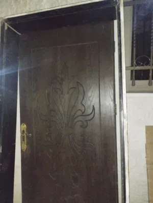 باب خشب بحالة جيدة جدا
