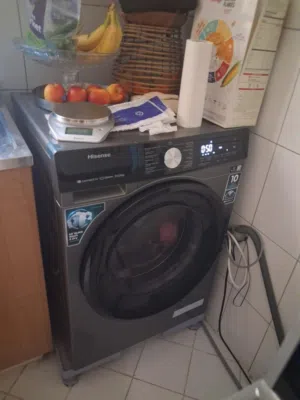 10 kg Hisense washing machine with dryer... just 1 yr used and has 3 yrs warranty