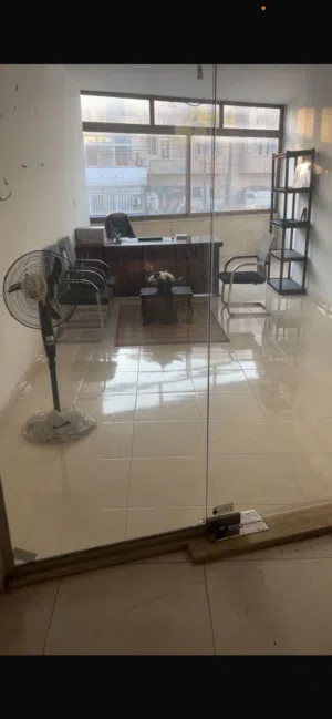 مكتب خشبي مع 4 كراسي و رف بلاستيك