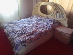 غرفة نوم ( سرير + خزانة +شماعه (علاقة) +2 طاولتين )