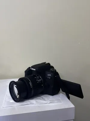 للبيع كاميرا Canon 77D