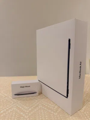 ماك بوك اير M4 مع ملحقات