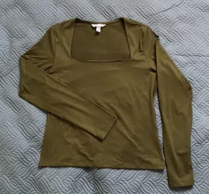 تصفية عاجلة- بلوزة H&M جديدة غير مستخدمة