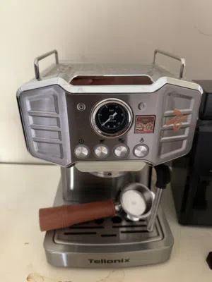 مكينة قهوه مع الطاحنه و جميع أغراض الاسبريسو