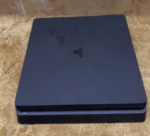 سوني 4 للبيع مع اربع اشرطه وشاشة قيمنق