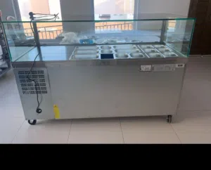 ثلاجة عرض مبردة (Refrigerated Salad Bar / Buffet Display) مصنوعة من الستانلس ستيل مع غطاء زجاجي