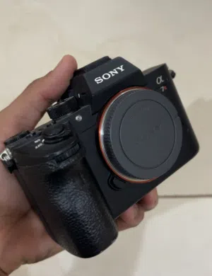 كاميرا Sony A7 III فل فريم احترافية للبيع بحالة ممتازة