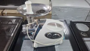 مطحنه لحمه مستعمل معها ثلاث شفرات ناعمه وخشنه ووسط بحاله جيده