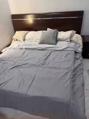 سرير كبير (king size )  بالإضافة إلى طاولتين جانبيتين صناعه بحرينية