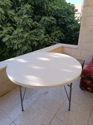 طاولة رحلات وعزائم دائرية (تطوي حقيبة) بحالة ممتازة جداً - قطر 121 سم