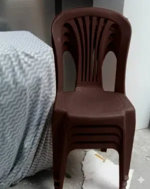 طاوله كبيرة مع 5 كراسي بلاستيك الساحوري