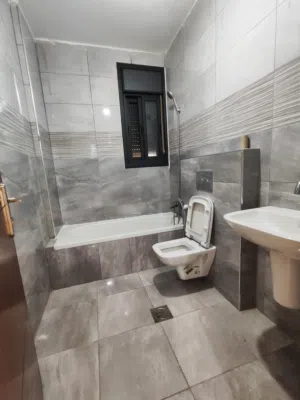 شقة غير مفروشة للايجار في الماصيون شارع المكتبة قرب التشريعي 2500 شيقل