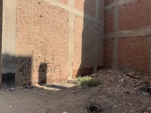 قطعه ارض 100 متر نمره تانيه علي الشارع