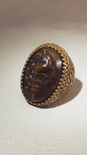 يعتبر من نوادر الاحجار الطبيعيه.
