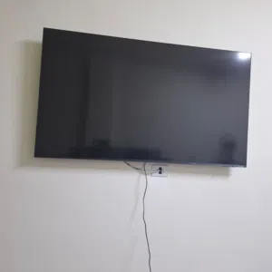 شاشة سامسونج 65 بوصة كريستال  uhd طراز u8000f مكسورة الشاشة من الخارج استعمال عشرة أيام فقط