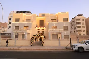اجنحه فندقيه خمس نجوم قريبه من اشاره هيا العقبه منطقه الخامسه شارع الملك عبد الله على الشارع الرئيسي