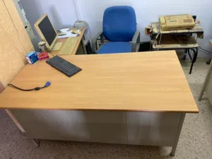 Office table for sale طاولة مكتب للبيع