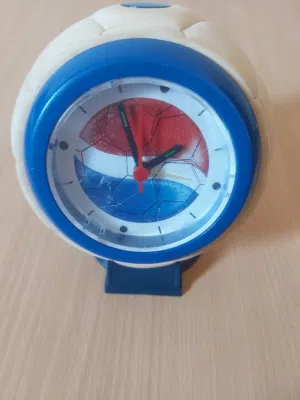 ساعة شكل كرة قدم