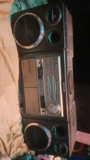 للبيع استيريو شارب من الزمن القديم 15 دينار غير قاابل لتفاوض