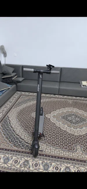 سكوتر كهربائي للبيع فيه اضاءه من تحت و تطبيق فل تلفون