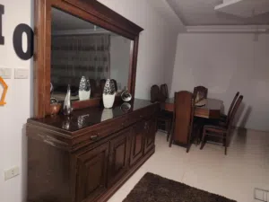 طاولة سفرة 8 كراسي وبوفيه وفضية بحالة الجديد