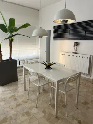 Dining table with 4 chairs Good condition / scratches on the top