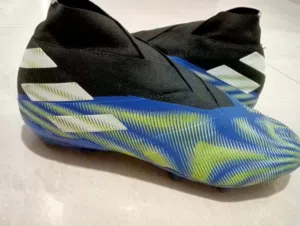 حذاء كرة قدم أديداس اصلي نيميزيز (Adidas Nemeziz) بدون أربطة مستعمل بحالة ممتازة وجاهز للملعب