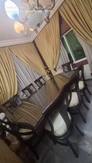 طاولة سفرة امريكية مع 8 كراسي جلد للبيع