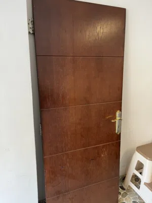 باب خشب للبيع بحالة شبة جديد السعر 45 دينار