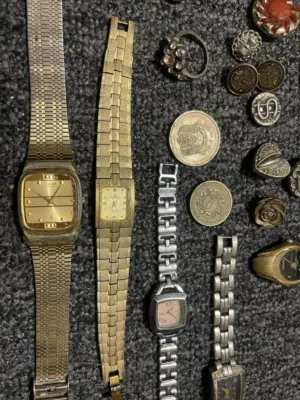 مجموعة ازرار وساعات انتيكا من سنة ال 50 للبيع بسعر مغري جدا ويوجد علبة كاملة ازرار انتيكا