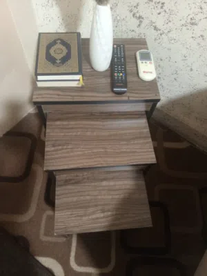 طقم كنب مع طاولات للبيع بسعر مناسب ولانقرة خشب زان وسويد ثقيل اسفنج جديد