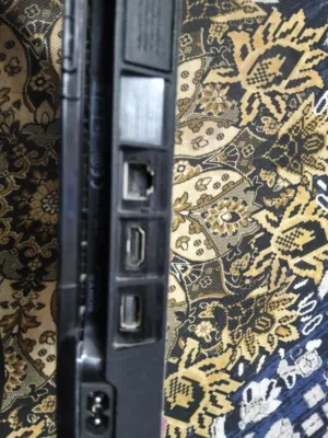 سلام عليكم بلي 4سلم شغال ويا جوزتك  وجميع ملحقاته نضيف جدا ما مفتوح