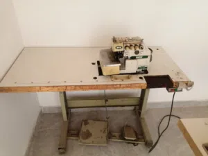 ماكنه حبكه خمسه خيط بحاجه الى الصيانه للبيع بسعر مغري