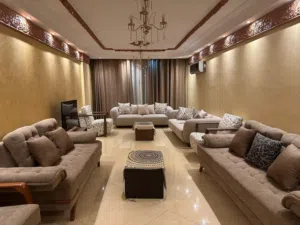 شقه للايجار السنوى فقط في الدقي تفرعات شارع المساحه قريبه من السفاره السعوديه