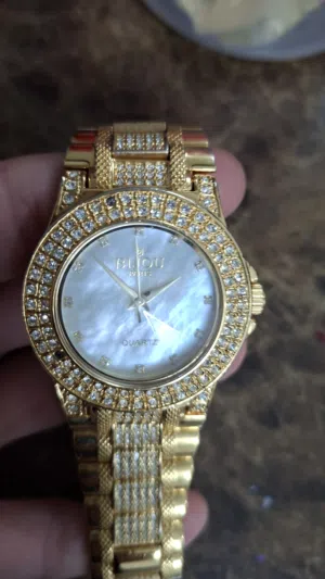 ساعة يد نسائيه ماركة bejou اصليه  لون ذهبي مستعمله