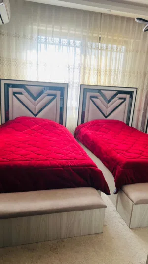 غرفة نوم شبابية استعمال شهر تخت مفرد ونص جكات وتخزين وخزانة وتسريحة وسداسية وبنشات تخزين