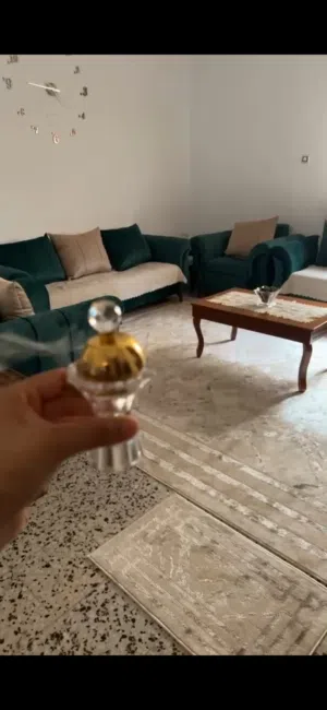صالون مع الطاولة للبيع المنطقة سوق الجمعة يوجد فيديو