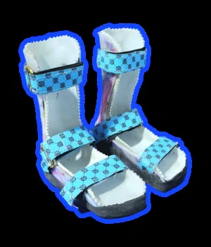 جبيرة AFO للأطفال* (Ankle-Foot Orthosis)، وهي أداة طبية تُستخدم لتثبيت ودعم القدم والكاحل، خصوصًا في