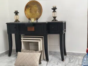 طاولة وطربيزات وقنسل لغرفة ضيوف