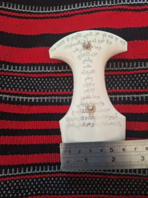 للبيع قرن به كتابة  ٱيه الكرسي