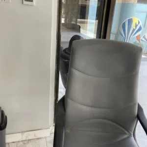 للبيع مكنب و 4 كراسى مكتب و 2 كرسى