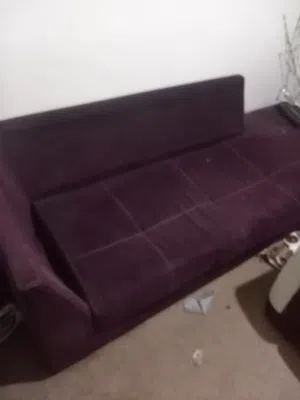 طقم كنب عليه غبره